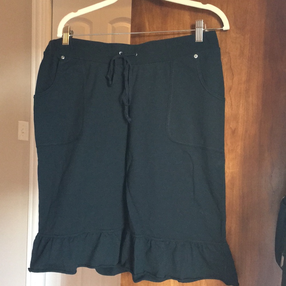 Cotton-spandex maternity skirt. Drawstring waist.